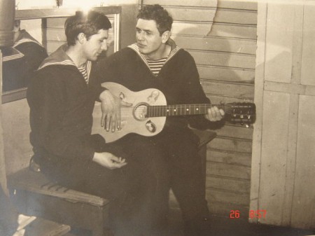 труняков юра  дает мастер  класс  игры на  гитаре   антонову.1967 г