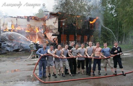 Курсанты Ломоносовского морского колледжа, принимают участие в тушении пожара  2008